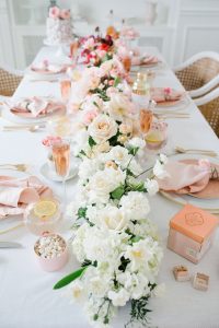 ombre floral arrangment on valentines table