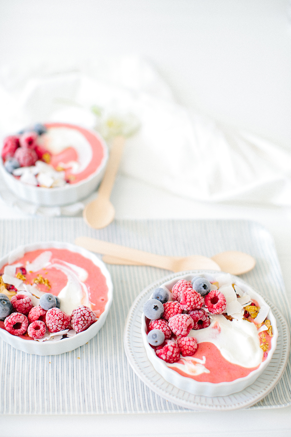 smoothie bowl with frozen berries
