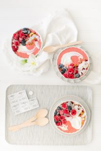 overhead of pretty smoothie bowl