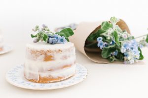 mini vanilla cake with blooms